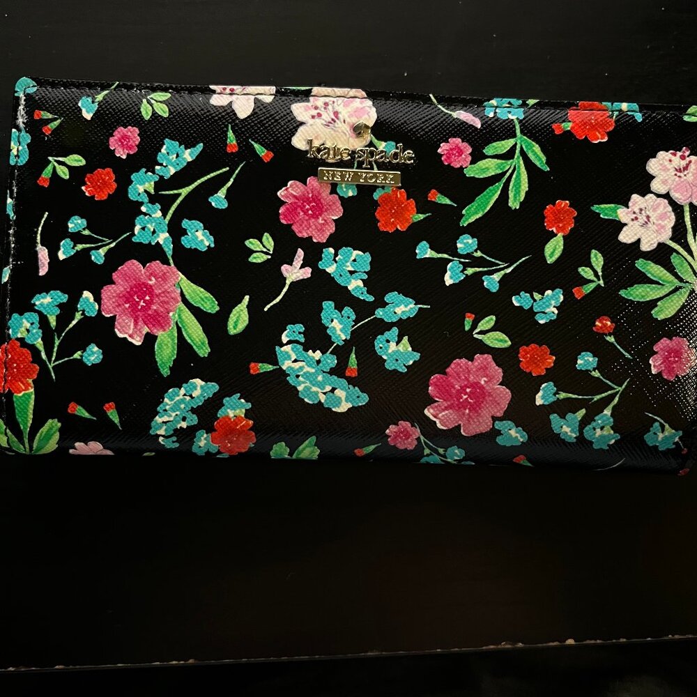 KATE SPADE "Staci" Bifold Floral Wallet *new condition*
